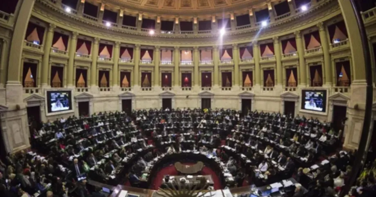 Cornejo vuelve a mostrarse leal a Milei: el fuerte ausentismo mendocino garantizó el blindaje a Adorni en Diputados