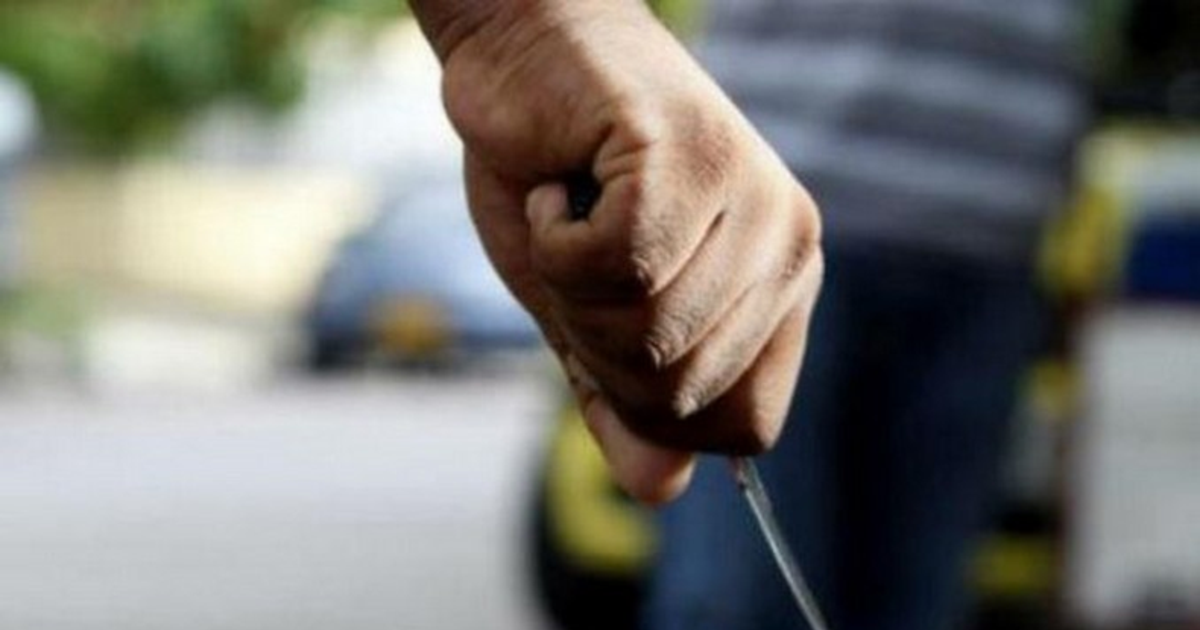 Caminaba por Rawson y dos ladrones lo apuñalaron para sacarle 10.000 pesos