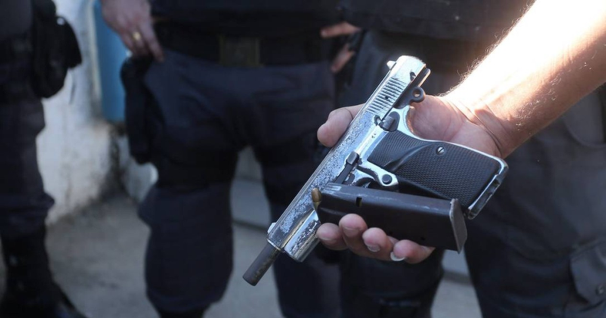 Los detuvieron por hacer maniobras peligrosas con un auto en Rivadavia, los requisan y le secuestraron una pistola