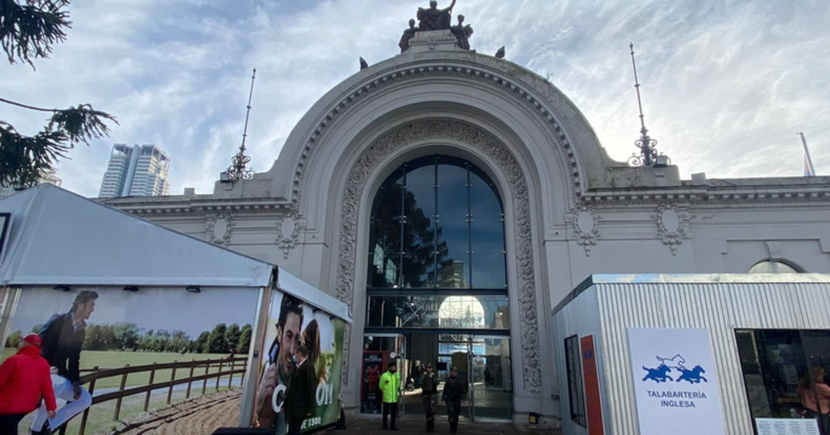 Se incendió La Rural en Buenos Aires y hubo 60 autoevacuados