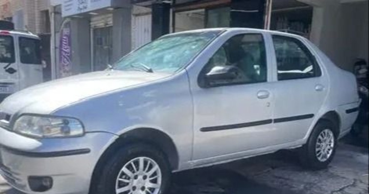 Buscan un auto gris que fue robado cerca de una esquina de Trinidad