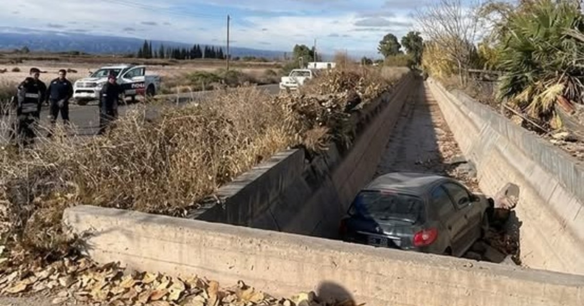 Una docente perdió el control y terminó con su auto adentro de un canal