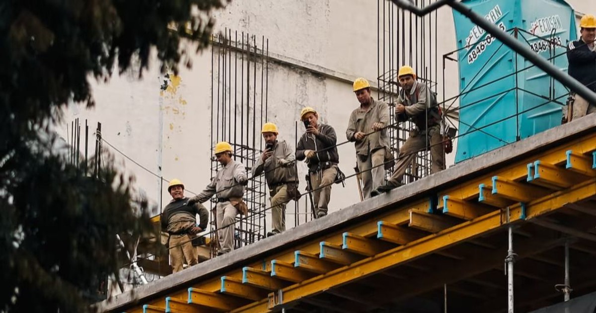 Reforma laboral: el Gobierno amplió a 446 la cantidad de convenios colectivos que deberán renegociar empresarios y sindicalistas