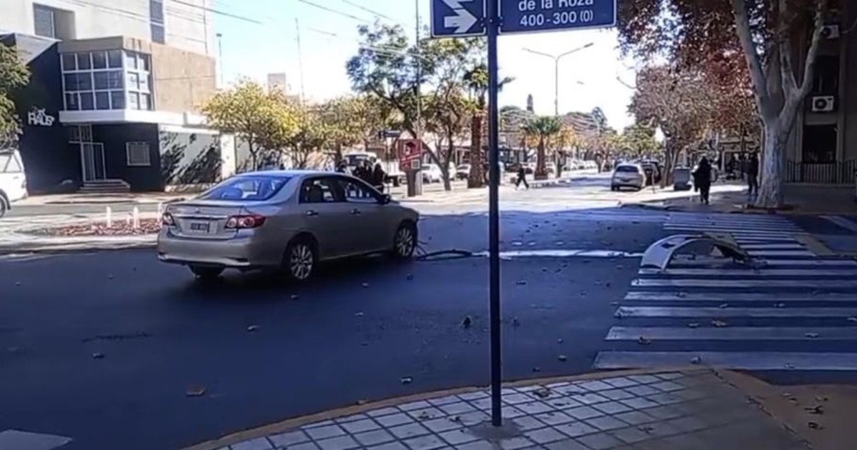 Choque en una transitada rotonda de Capital: una motociclista terminó hospitalizada