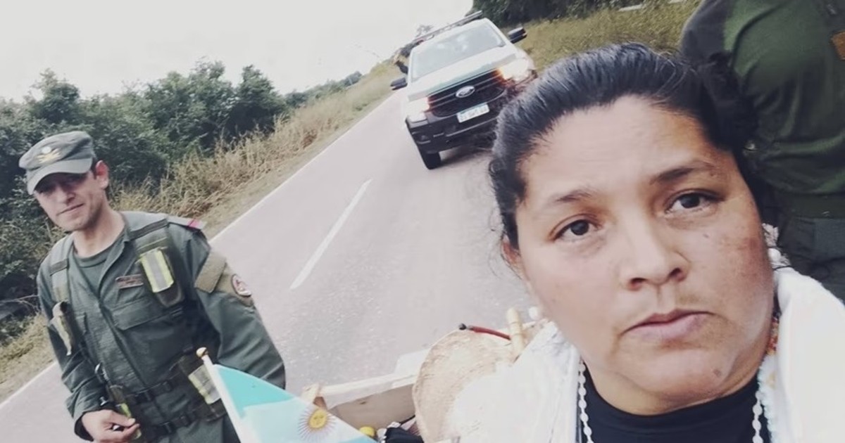 Hace una caminata de más de 500 km en reclamo de justicia por las muertes de su hija y su nieta en una cesárea