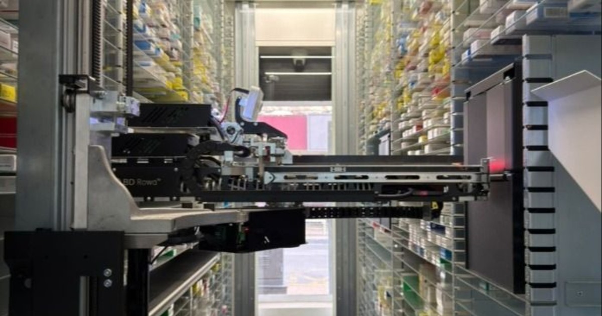 La joyita alemana que llegó a una farmacia de San Juan: agiliza el trabajo, ordena, limpia y su particular nombre