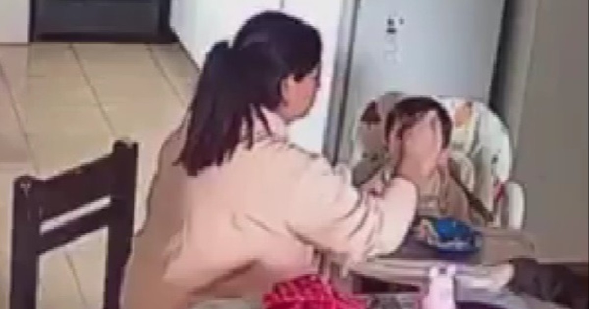 Video: dejó a sus hijos con la niñera y vio cuando les pegó para que coman