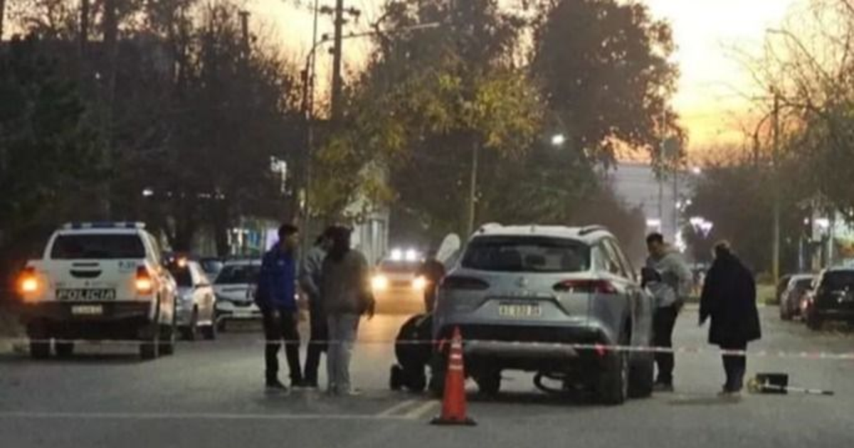 Dramático accidente en Caucete: una ciclista terminó debajo de una camioneta tras un choque