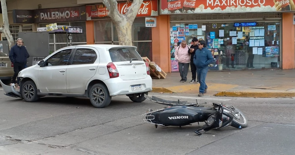 Violento choque en el microcentro sanjuanino dejó a una motociclista internada