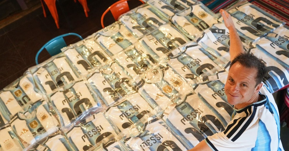 Una mochila, 60 camisetas de Messi y una misión mundialista: la nueva hazaña de un sanjuanino en Estados Unidos