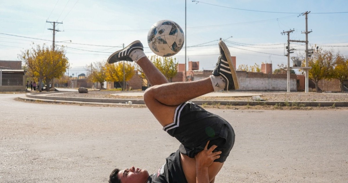 Con una pelota gastada y un sueño enorme: la historia de Luis, el pibe del Teresa de Calcuta que hizo de los jueguitos una oportunidad para salir adelante