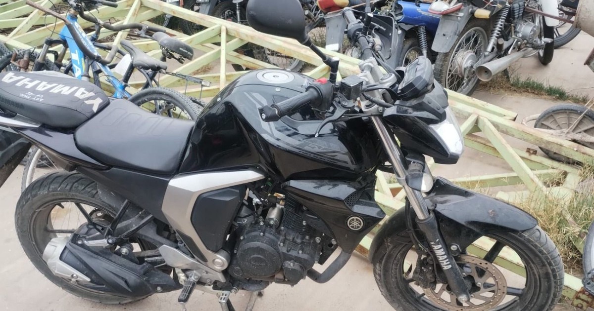 Chimbas: se cayeron de una moto al ver a la policía y la dejaron abandonada, creen que es robada