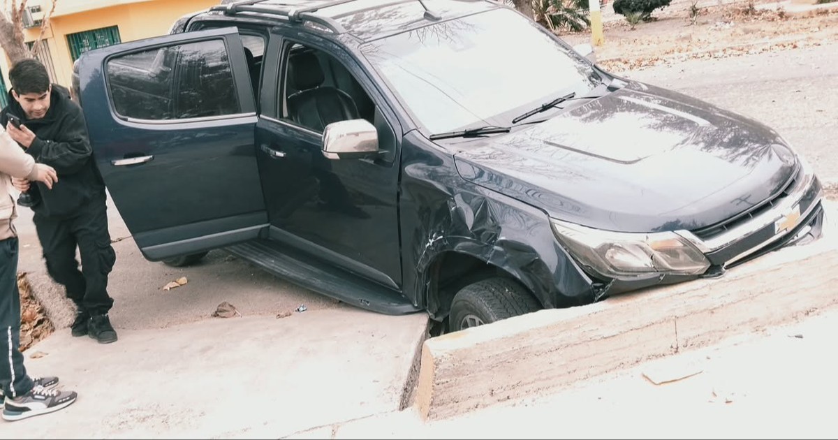 Una distracción al volante terminó con una camioneta dentro de un canal de riego