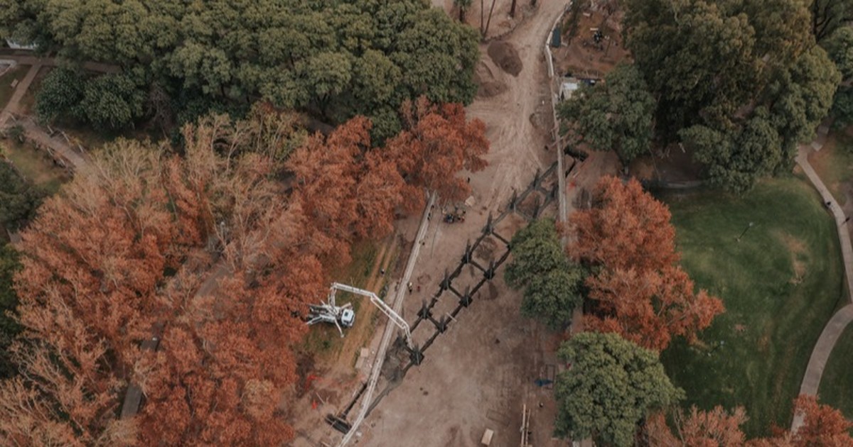 El nuevo puente del lago del Parque de Mayo empieza a tomar forma: mirá cómo está quedando
