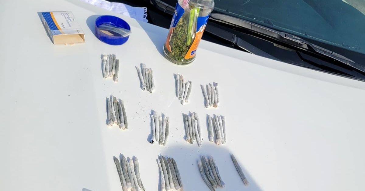 Secuestran más de medio kilo de marihuana y 56 cigarrillos caseros a un joven en Rivadavia
