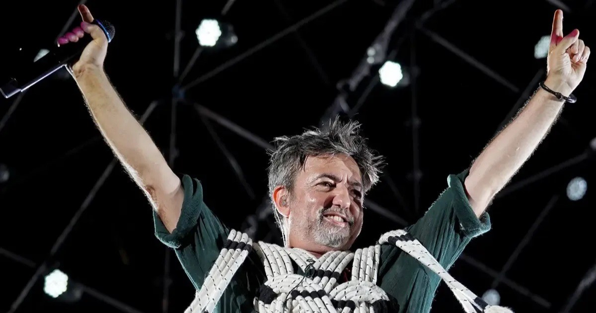 La impresionante caída de Adrián Dárgelos desde el escenario durante un show de Babasónicos
