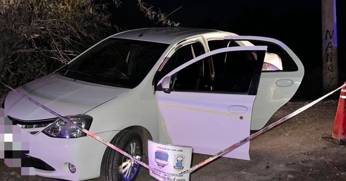 Un menor armado robó un auto, lo dañó y lo abandonó a orillas de una calle
