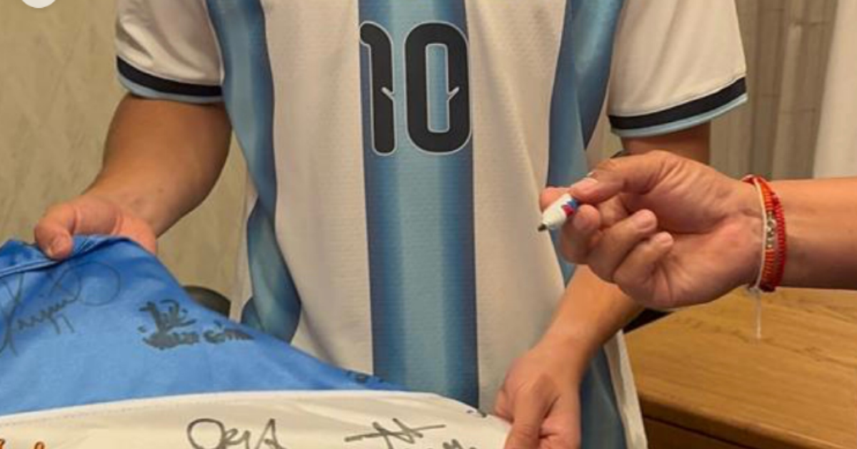 La Bandera Argentina que pasó por San Juan llega al vestuario de la Selección