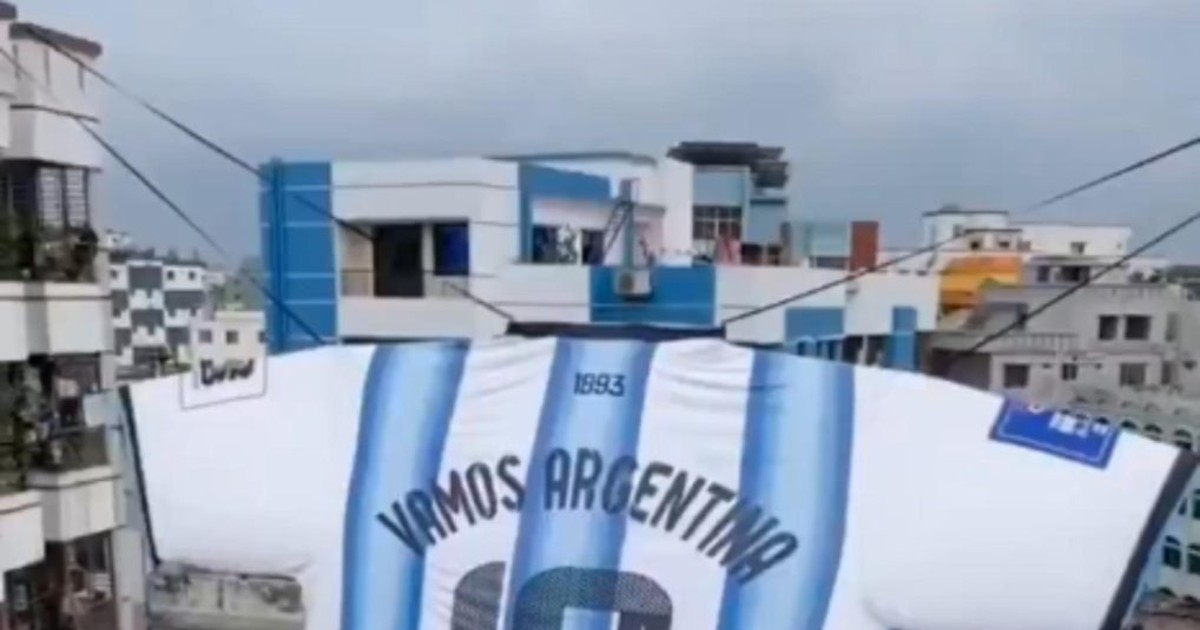 Furor por Messi y la Scaloneta: miles de fanáticos de Bangladesh desplegaron una camiseta gigante