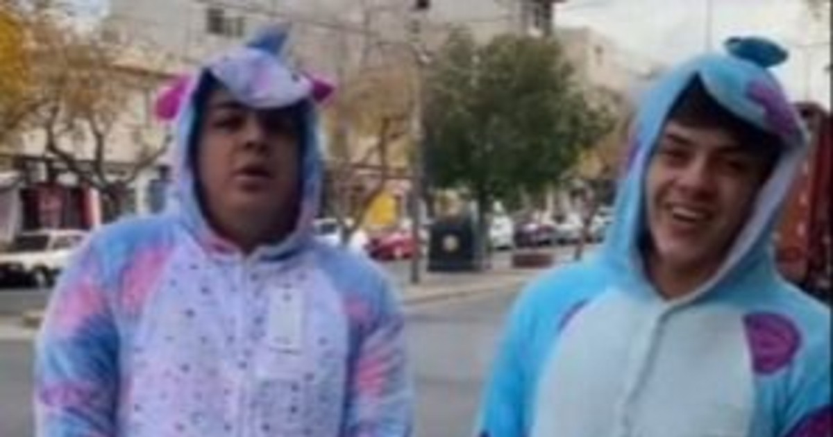 Video: salieron con pijamas al centro sanjuanino, pero una aparición se ganó el cariño de todos