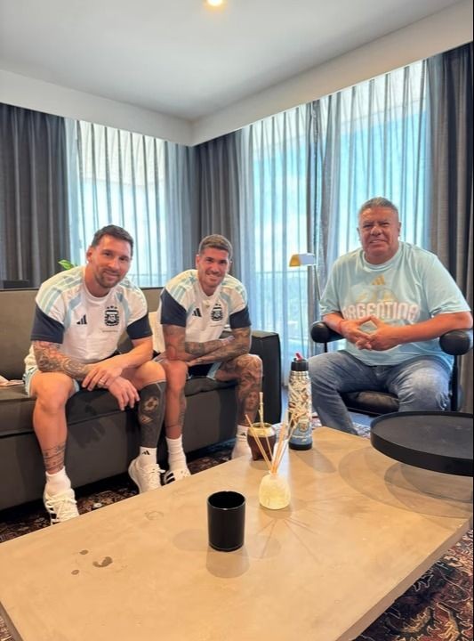 La cábala que no se rompe: el Chiqui Tapia mateando con Messi y De Paul antes del partido