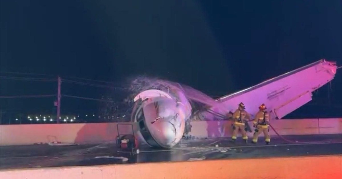 Una avioneta cayó en medio de una autopista en Texas y se incendió: Parecía parte de una película"