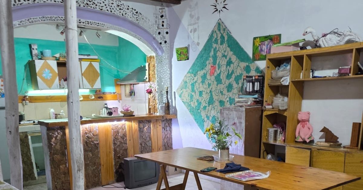 De no creer: una mujer terminó lesionada y con la casa destruida tras ser apedreada por dos sujetos