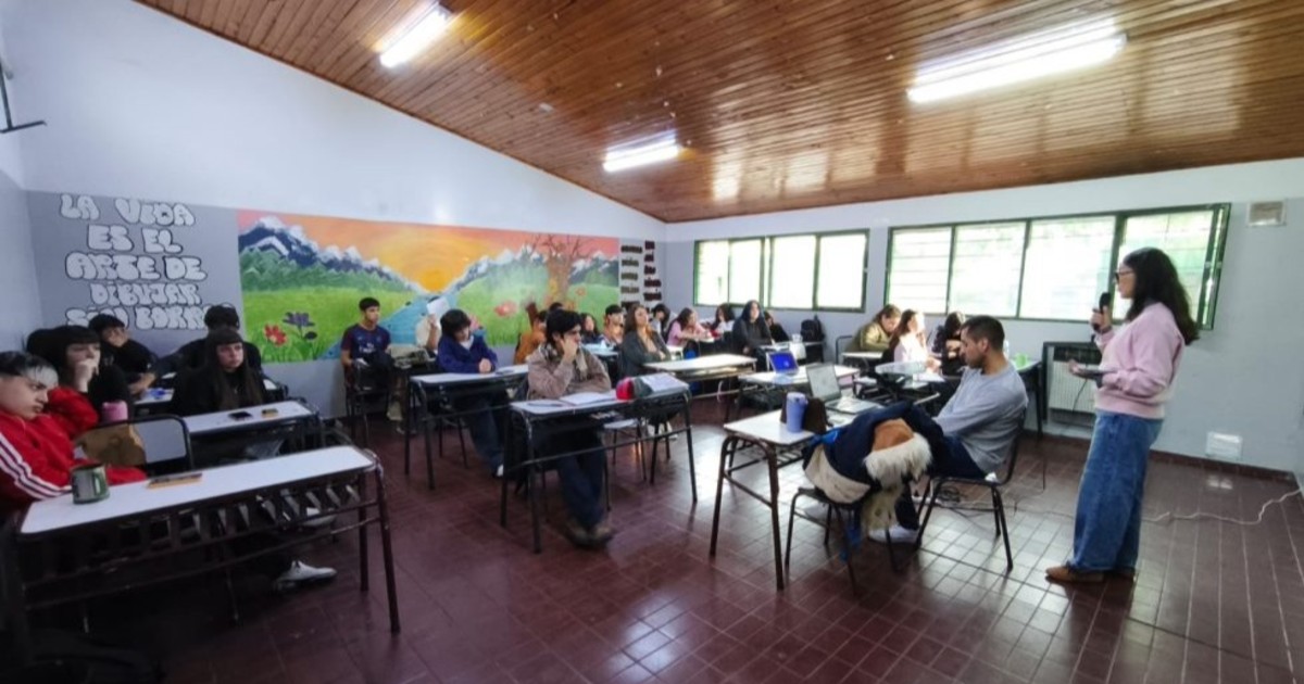 Qué dice el proyecto que planea limitar el uso de celulares en las escuelas de Mendoza