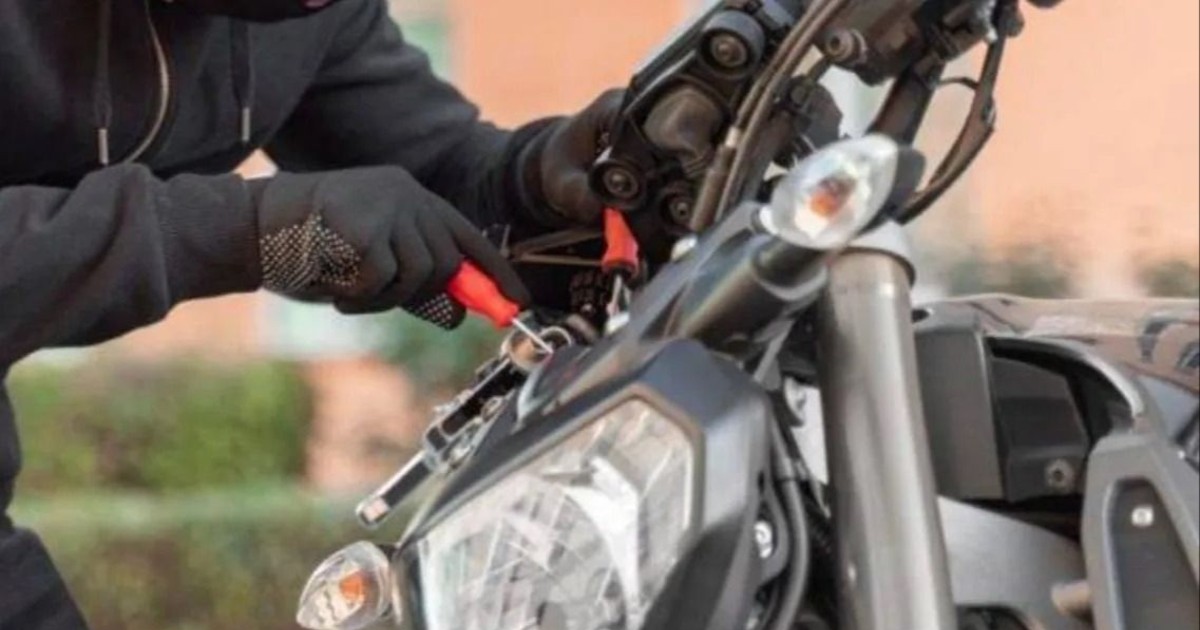 Dejó su moto en la planta baja de un monoblock del Aramburu y al otro día ya no estaba