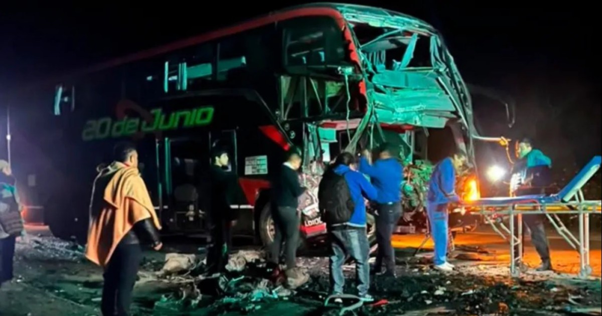 Un micro de la empresa 20 de Junio chocó contra un camión: un muerto y al menos 24 heridos