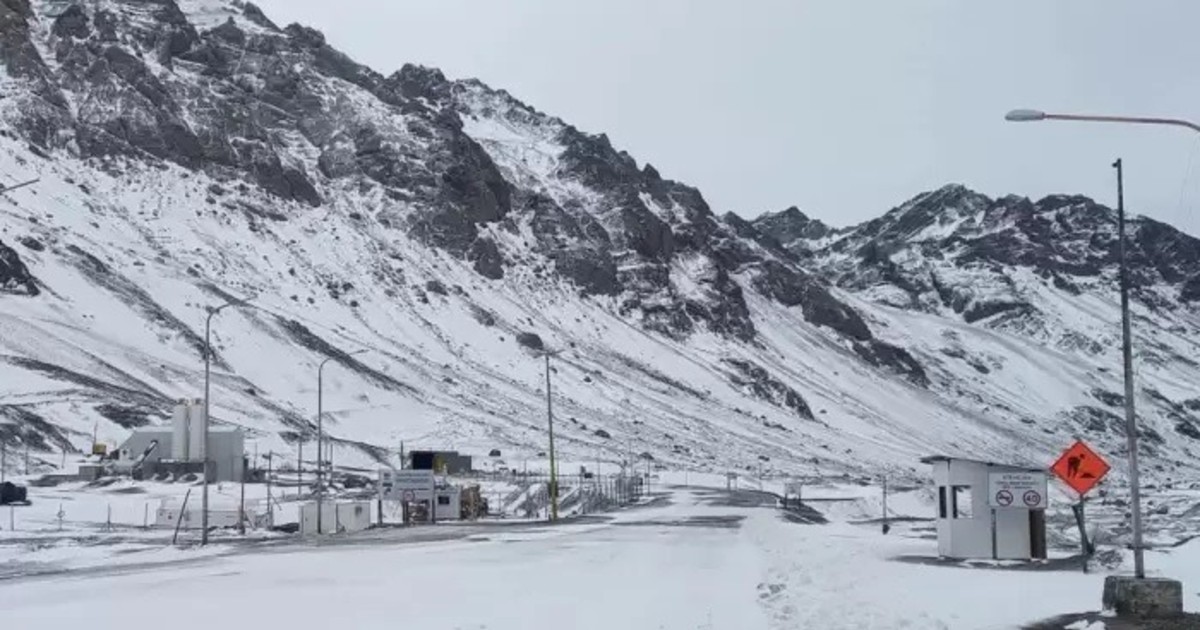 Por intensas nevadas cerraron los pasos que unen Mendoza con Chile