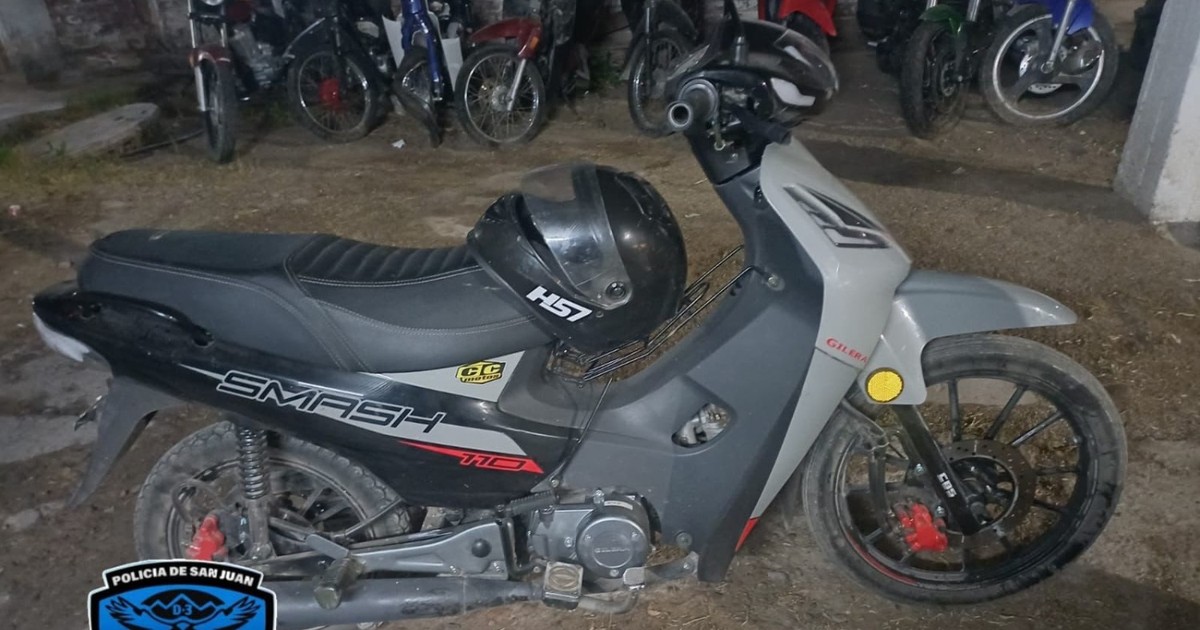 Abandonan una moto sin patente tras una persecución policial y escapan por un descampado