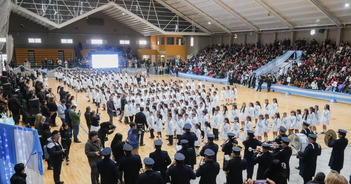 Rawson celebró la Promesa a la Bandera con más de 1.400 alumnos: ¿estuviste? Buscate en las fotos