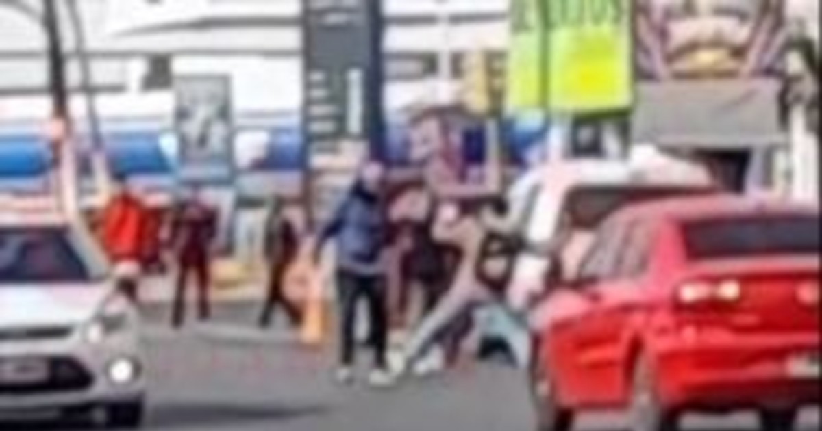 Tensión en una reconocida esquina de Rawson por una pelea en medio de la calle