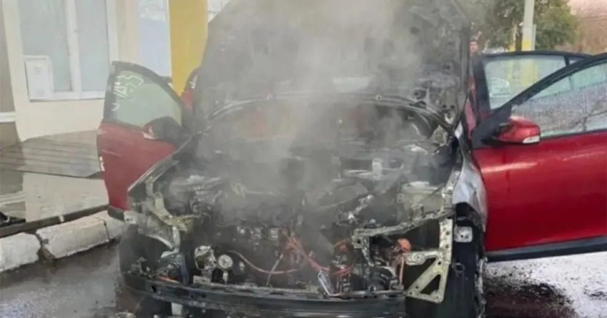 Por un desperfecto mecánico, un auto se prendió fuego en pleno centro