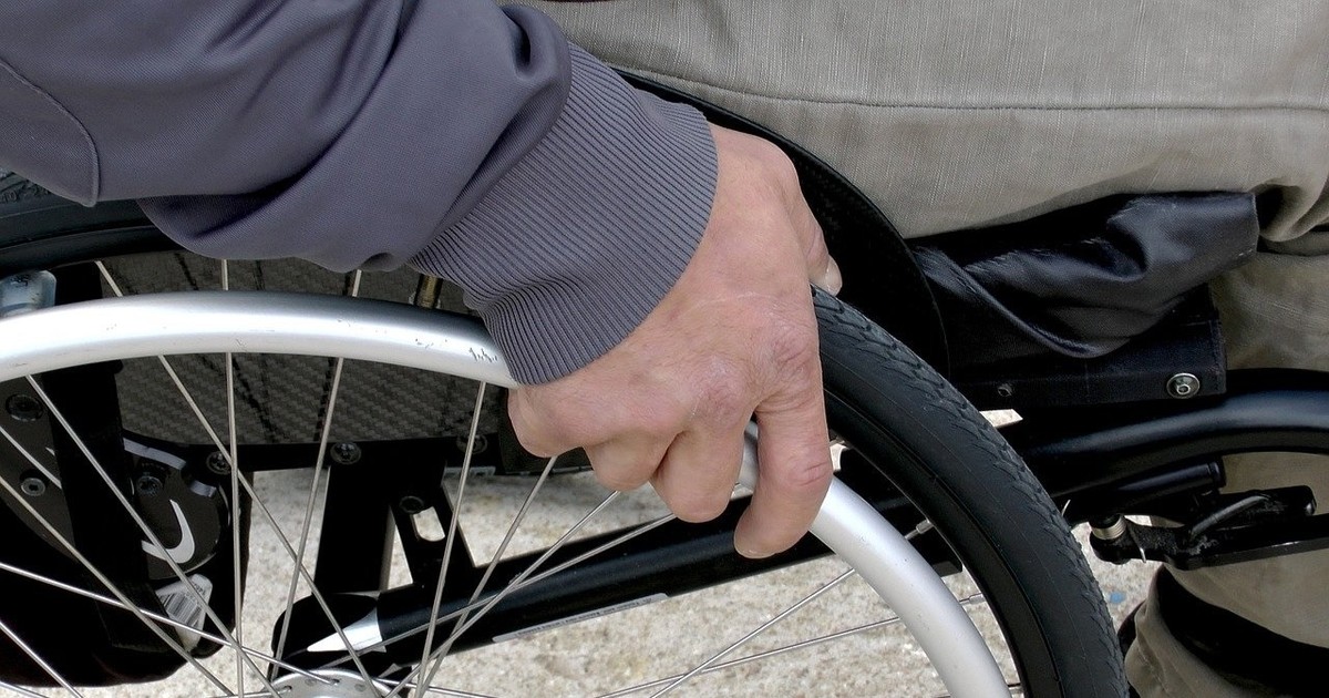 Atropelló a un hombre que iba en silla de ruedas y se dio a la fuga