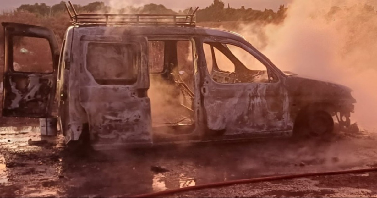 Una camioneta de la Policía Federal quedó destruida tras un incendio en plena vía pública en Pocito