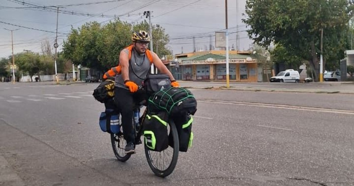 De San Juan a Uruguay en bici: el docente que viaja tocando la melódica y sembrando lectura