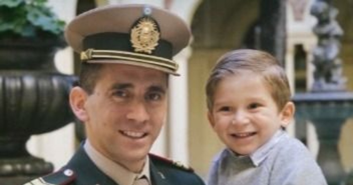 El gobierno de Milei eligió una imagen del gendarme Nahuel Gallo con su hijo para saludar por el Día del Padre