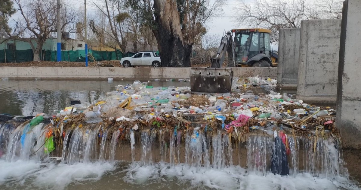 Las imágenes de la mugre: sacan 15 toneladas diarias de basura de un canal sanjuanino