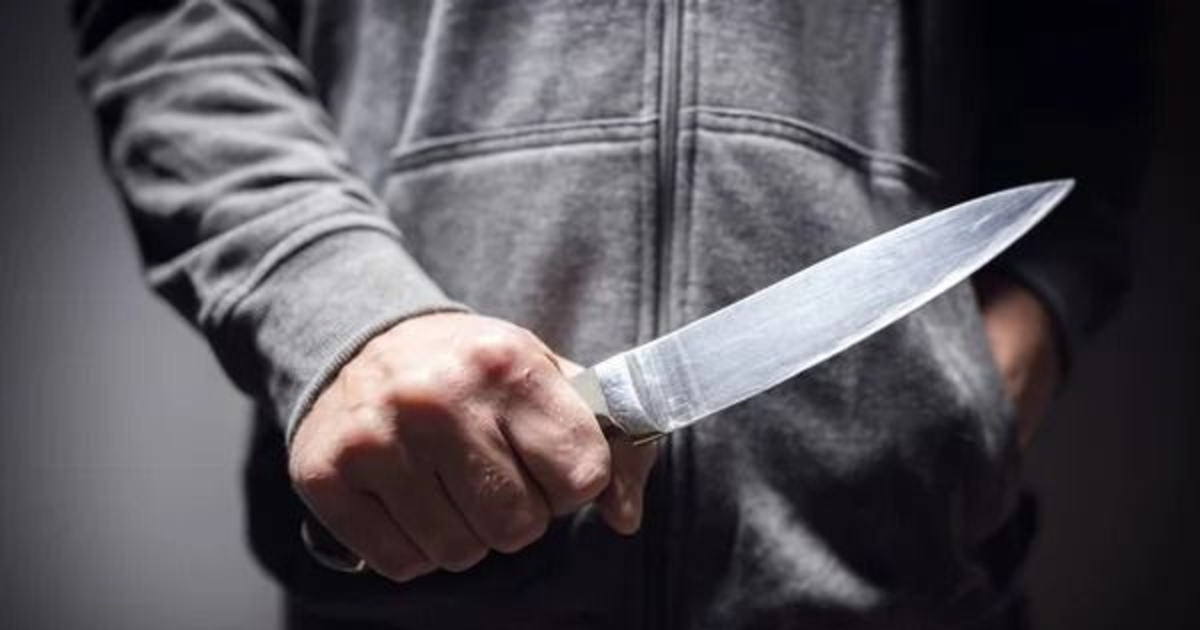 Lo hirieron con un cuchillo y le robaron dos celulares en plena vía pública