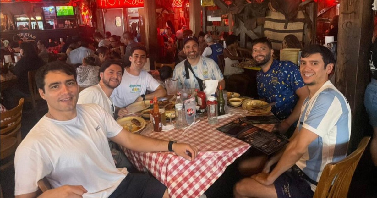 De las aulas al Mundial: el profe sanjuanino que se reencontró con sus exalumnos en Dallas y vivió la fiesta albiceleste con ellos