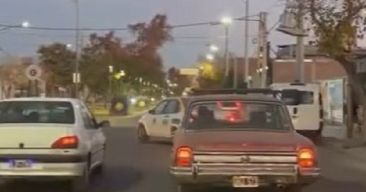 La peligrosa maniobra de un taxista, en una concurrida avenida de Capital