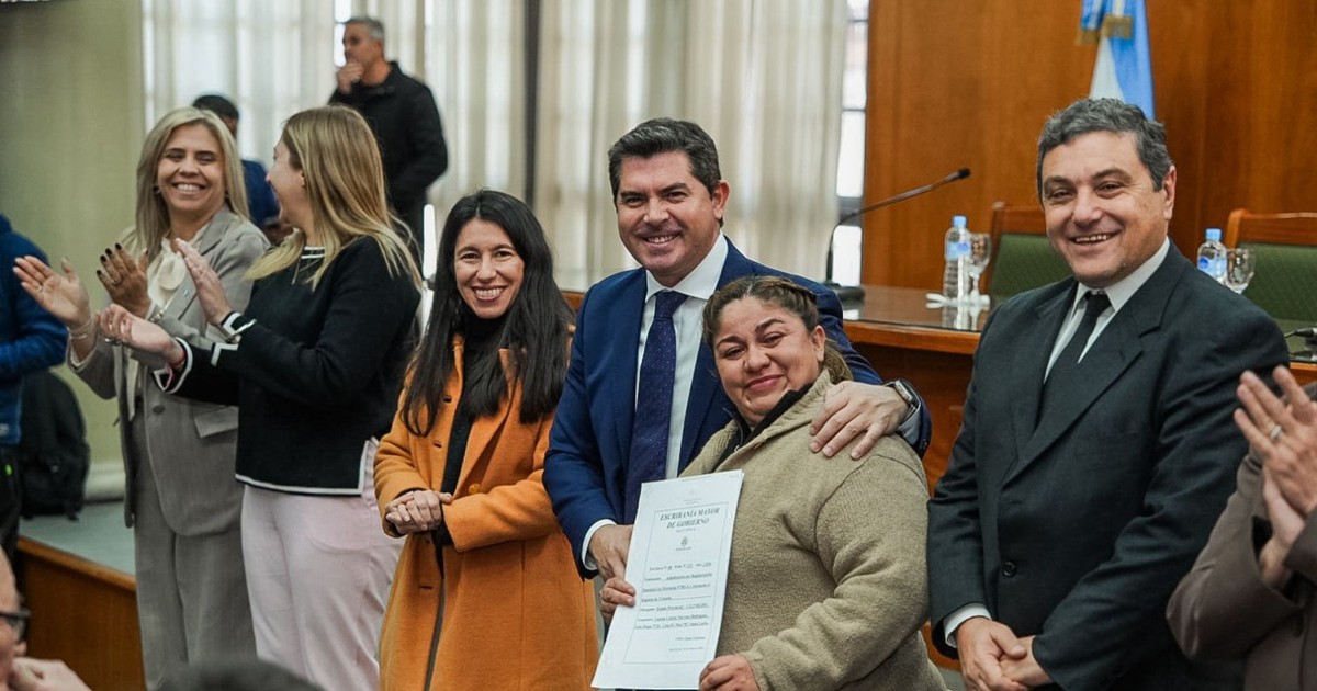 Orrego entregó 118 escrituras y reafirmó el compromiso de avanzar con la regularización dominial en San Juan