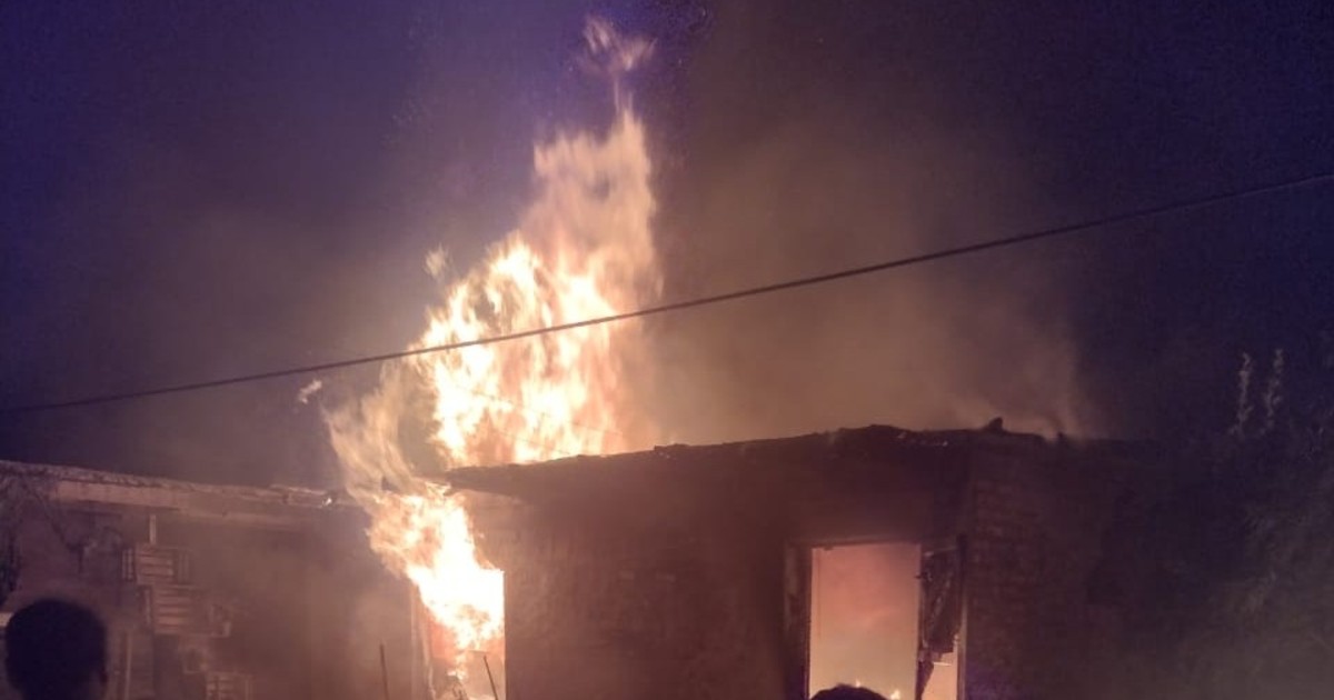 Voraz incendio dejó a una familia de 9 de Julio en la calle