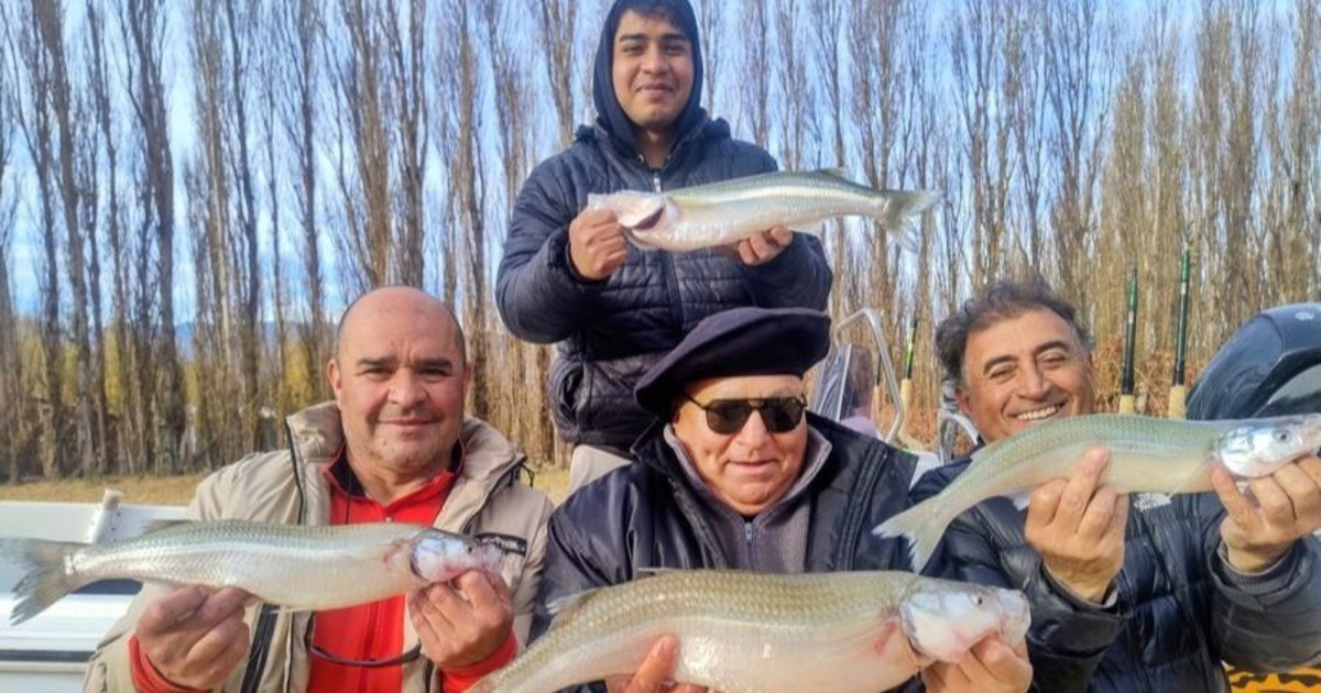 Una revista especializada, sorprendida con los pejerreyes gigantes de San Juan
