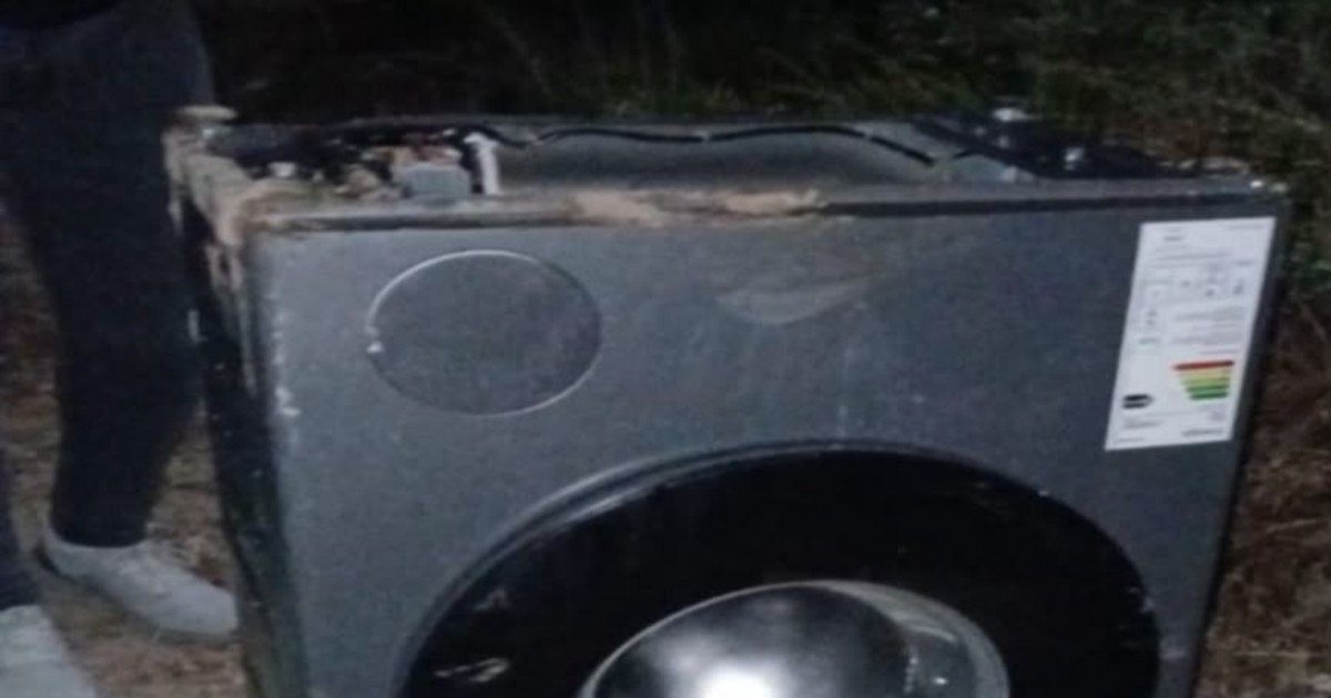 Detuvieron a un hombre que trasladaba un lavarropas robado en una carretilla