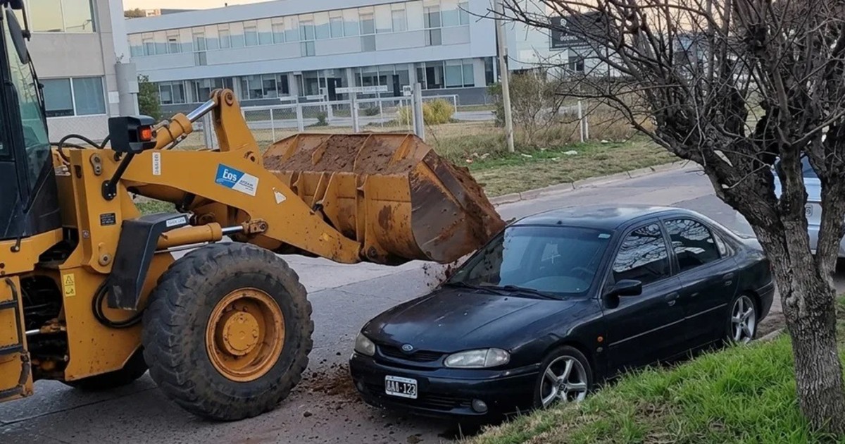 Una locura que pudo terminar en tragedia: manejó borracho una retroexcavadora y chocó a 7 autos