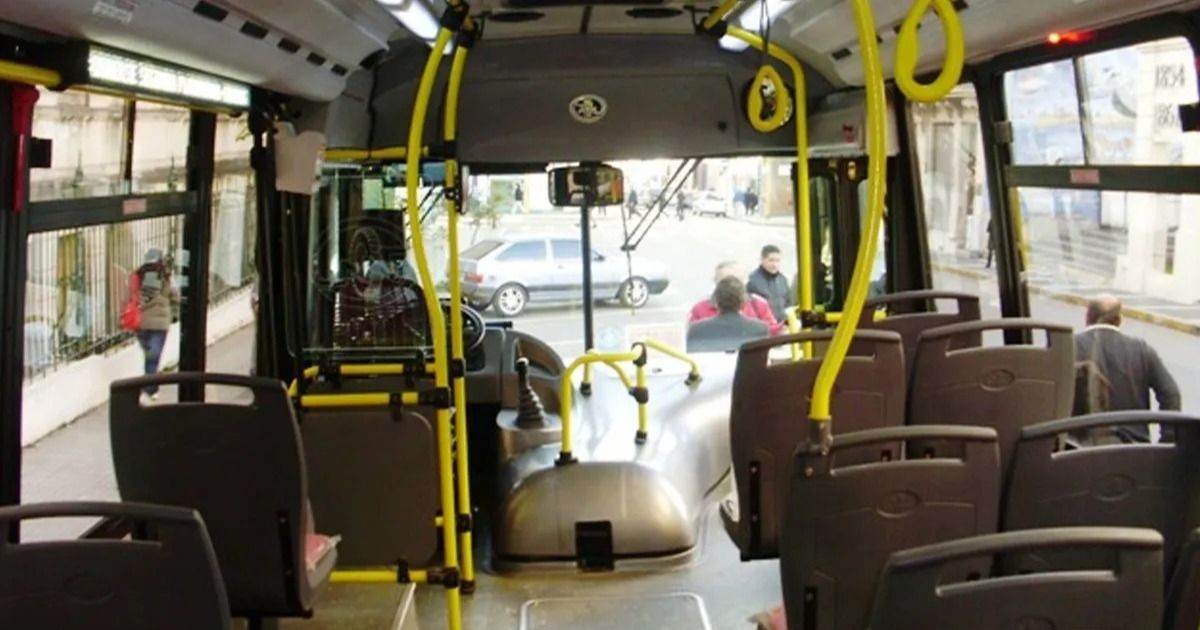 Un pervertido fue detenido por manosear a una joven arriba de un colectivo en Capital