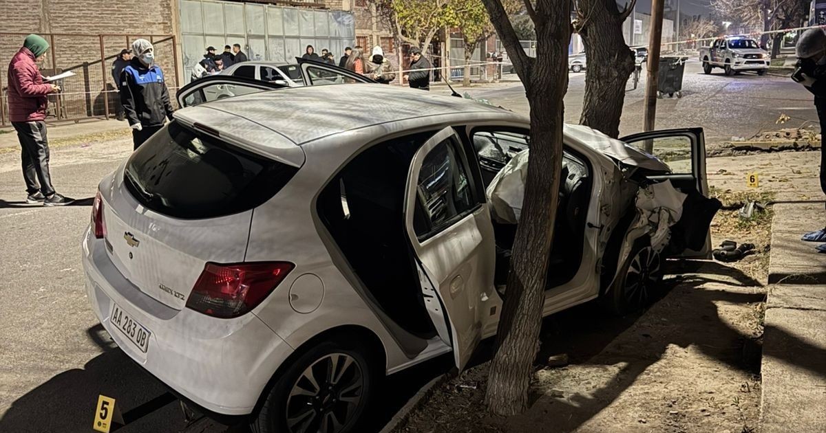 El hombre que murió al chocar con una camioneta y un árbol volvía de la Fogata de San Juan: creen que se descompensó